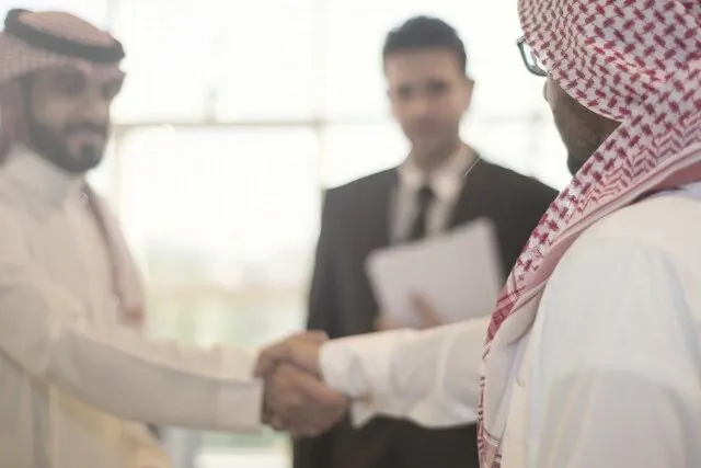 مصافحة بين رجال أعمال سعوديين